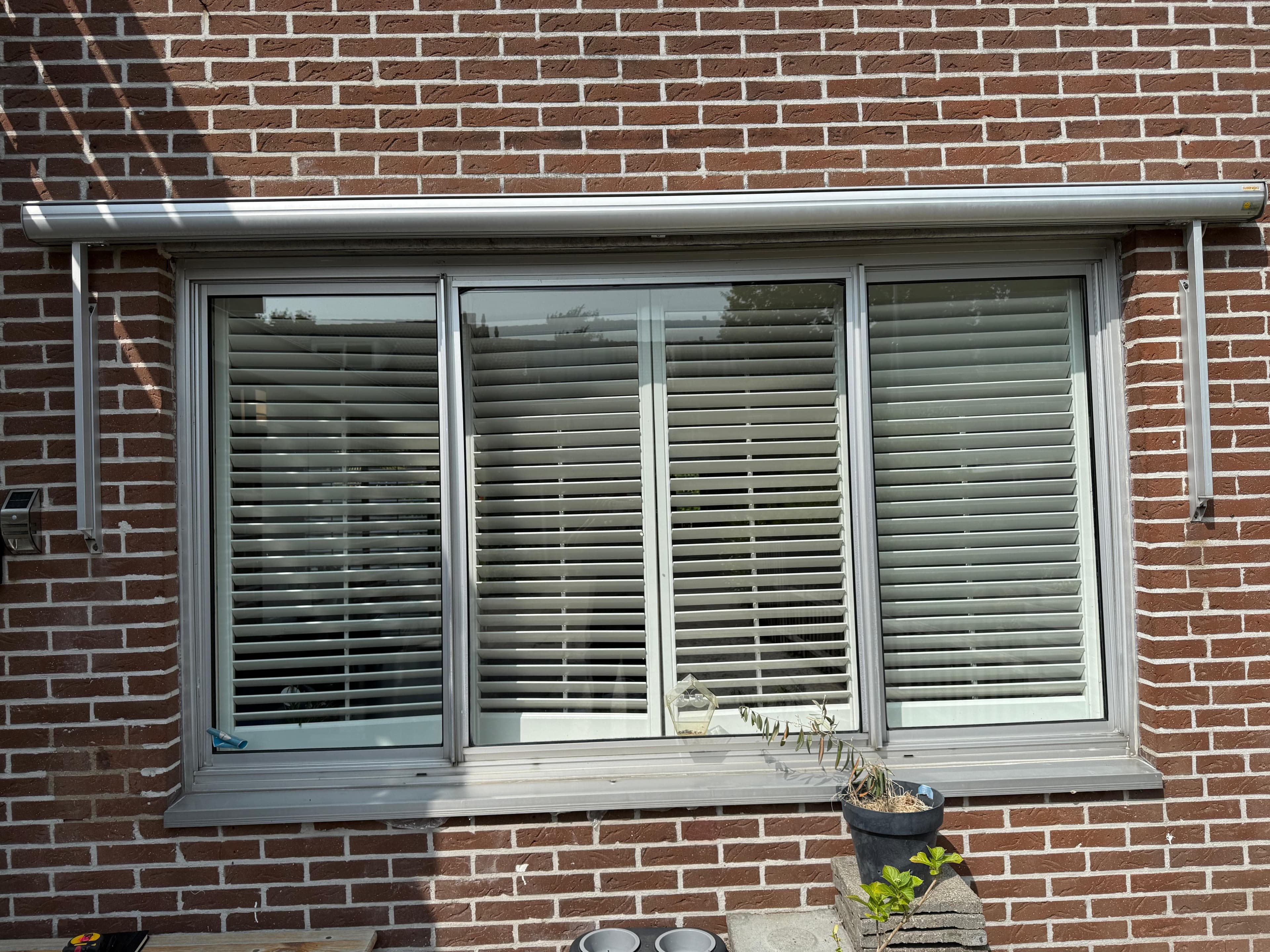 Witte PVC schuifpui met shutters